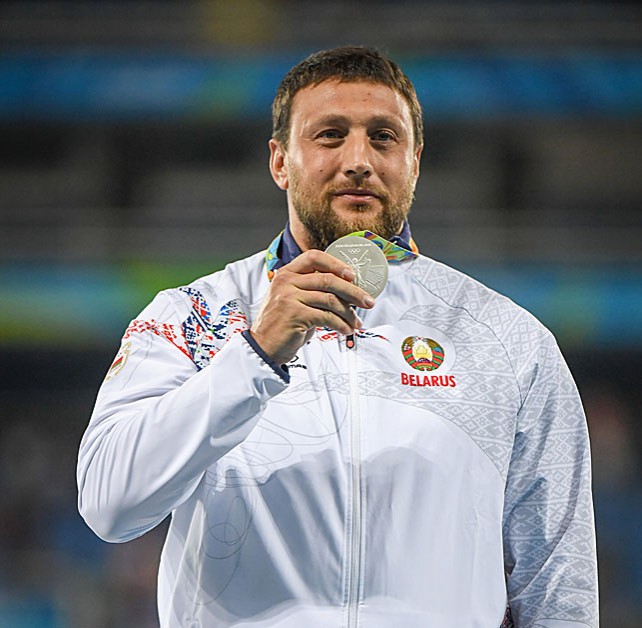Ивану Тихону вручена серебряная медаль Олимпиады