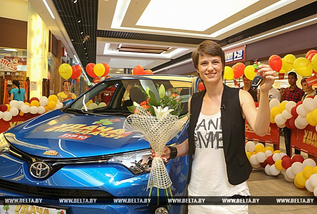 Покупательница "Евроопта" из Витебска выиграла Toyota RAV4 на двоих