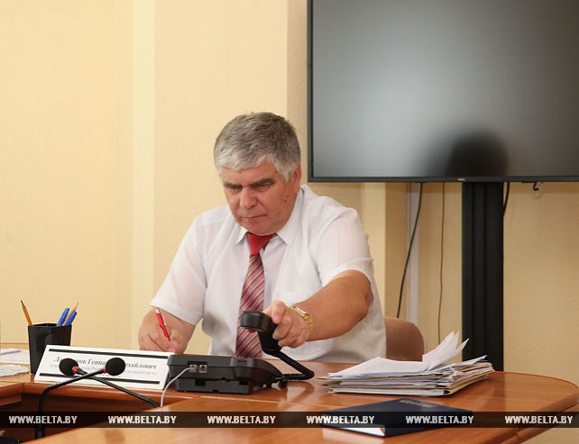 Лавренков провел личный прием и прямую телефонную линию в Горецком райисполкоме