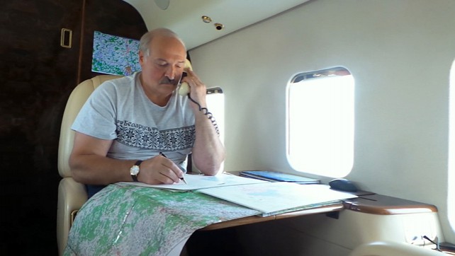 Лукашенко в воскресенье вновь контролировал ход уборочной кампании с воздуха
