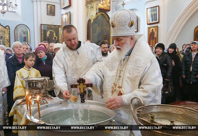 В православных храмах освящают воду