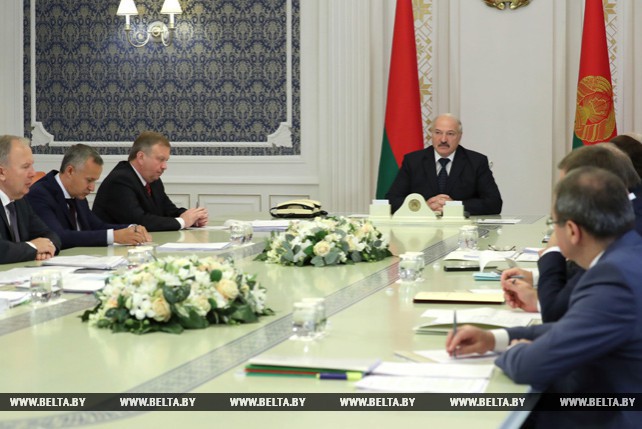 Лукашенко собрал на совещании экономический штаб страны