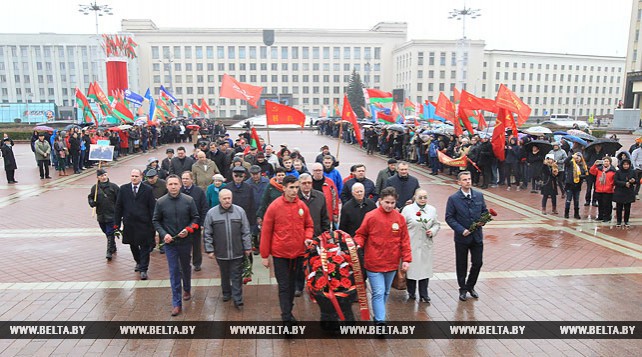 Возложение цветов к памятнику Ленину на площади Независимости в Минске