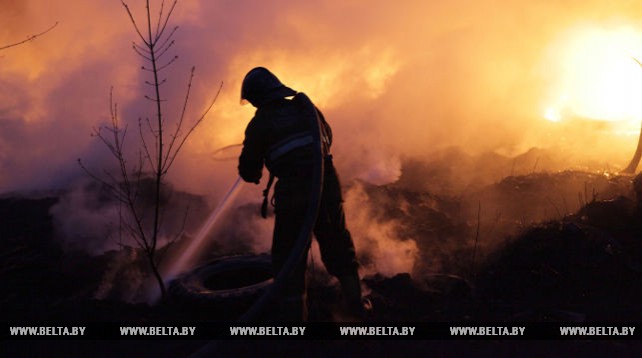 Спасатели ликвидировали пожар на бывшем регенераторном заводе в Могилеве