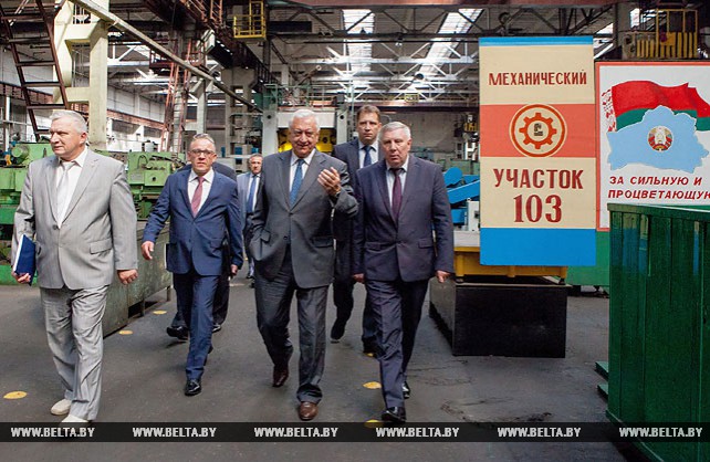 Мясникович посетил пинский завод "Кузлитмаш" и встретился с трудовым коллективом