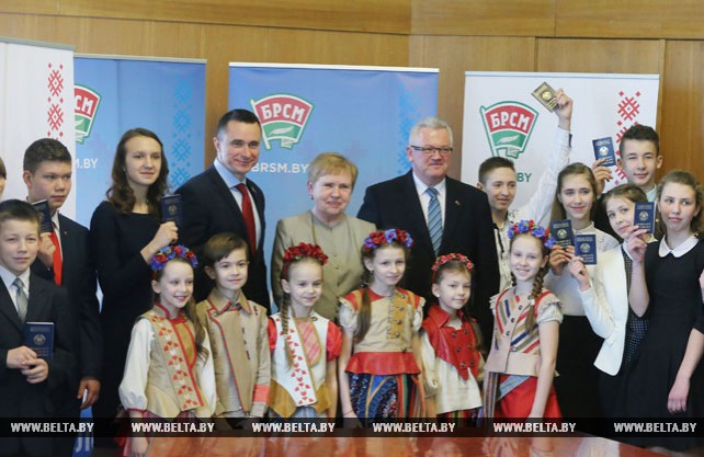 Ермошина и Карпенко вручили паспорта юным гражданам Беларуси