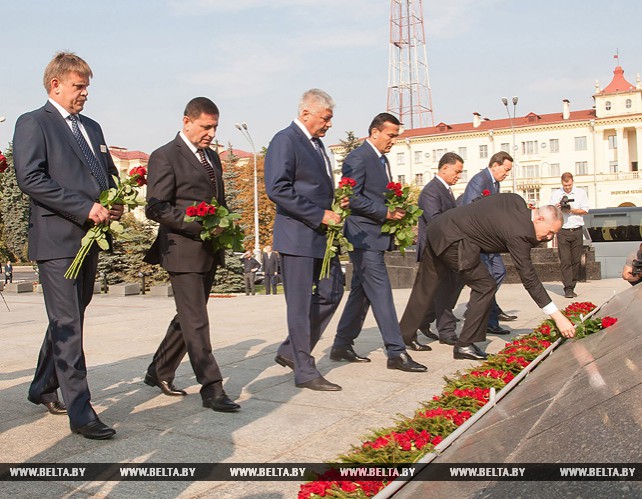 Руководители МВД и полиции стран СНГ возложили цветы к монументу Победы в Минске