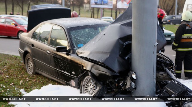 В Гродно BMW врезался в опору освещения