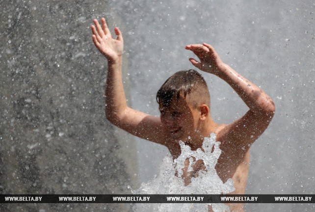 В выходные минчане спасались от жары в фонтанах Минска