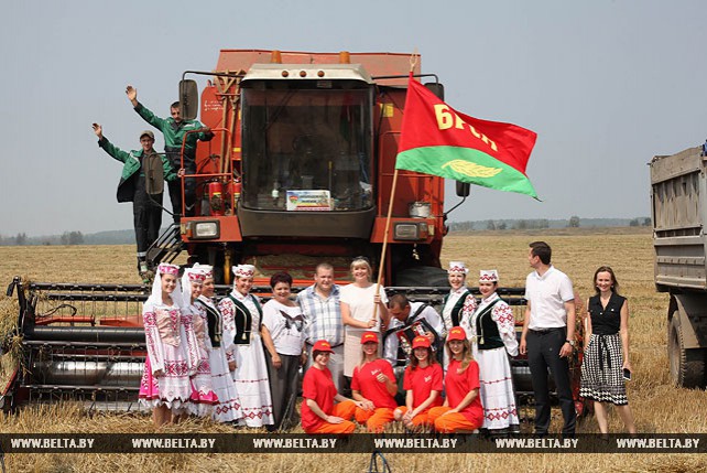 Два молодежных экипажа из Речицкого района преодолели тысячный рубеж в намолоте зерна