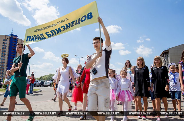 Фестиваль близнецов прошел в Бресте