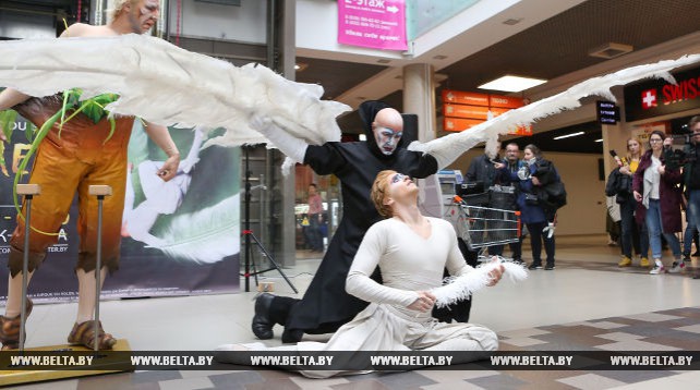 Артисты Cirque du Soleil выступают на улицах и в торговых центрах Минска