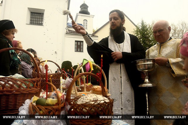 Православные христиане в Великую субботу освящают куличи и пасхальные яйца