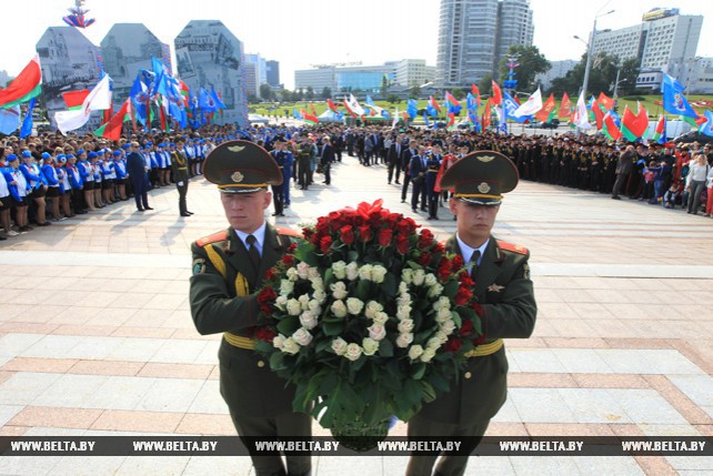 Шорец и представители городов-побратимов возложили цветы к стеле "Минск - город-герой"