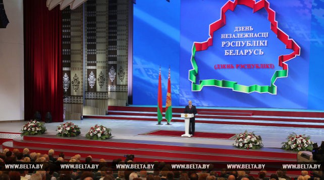 Лукашенко принял участие в торжественном собрании ко Дню Независимости Беларуси