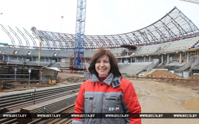 Наталья Кочанова во время республиканского субботника работала на реконструкции стадиона "Динамо"