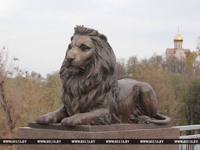 Скульптуры львов украсили мост через Днепр в Могилеве