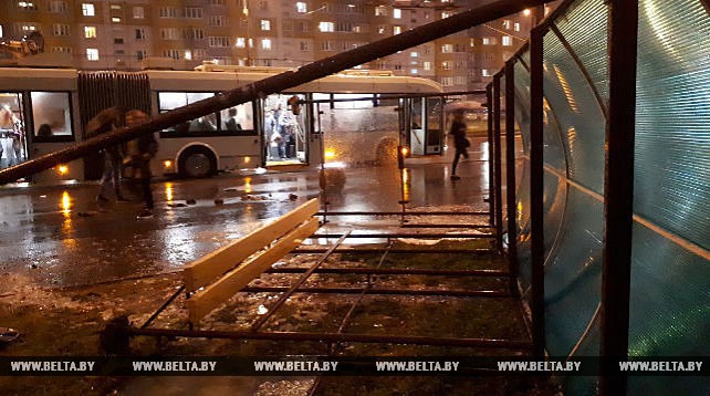 Три человека пострадали в результате падения остановочного павильона в Минске