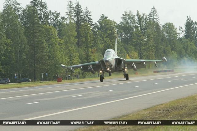На трассу Минск-Могилев садятся военные самолеты