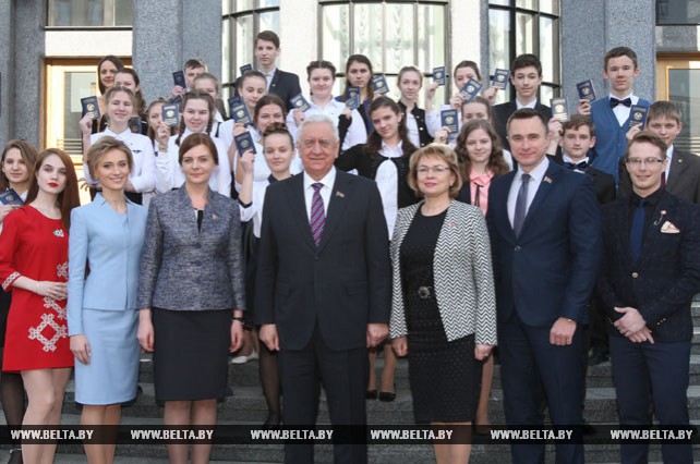 Мясникович вручил паспорта юным гражданам Беларуси