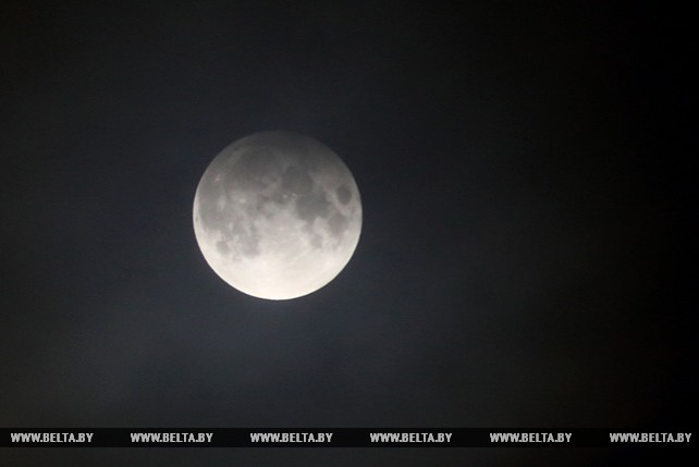 Жители Беларуси смогли наблюдать очередное полутеневое лунное затмение