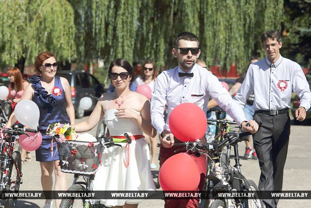 В Гродно молодожены и гости к ЗАГСу приехали на велосипедах