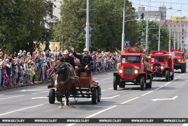 Парад МЧС прошел на проспекте Независимости в Минске