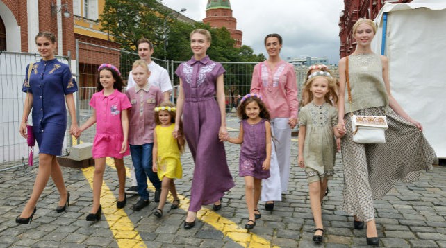 Модный показ одежды из белорусского льна прошел на Красной площади в Москве