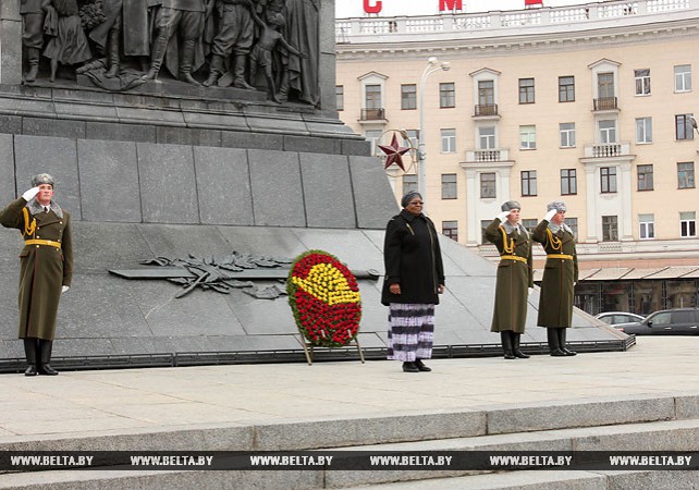 Нетумбо Нанди-Ндаитва возложила венок к монументу Победы в Минске