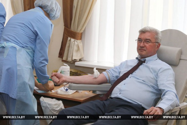 Щеткина и Малашко сдали кровь во Всемирный день донора