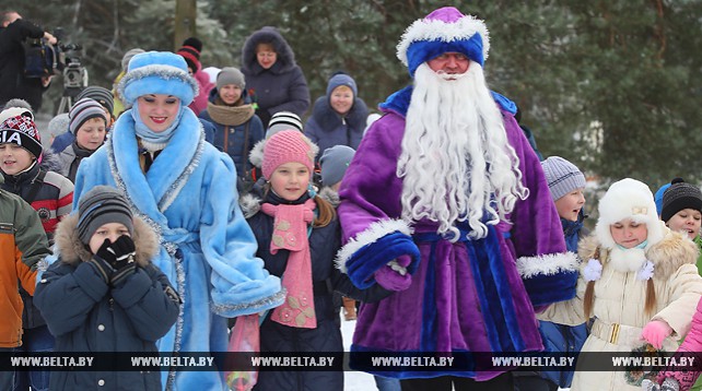 В Ивьевском районе гостей начал принимать Дед Зимник