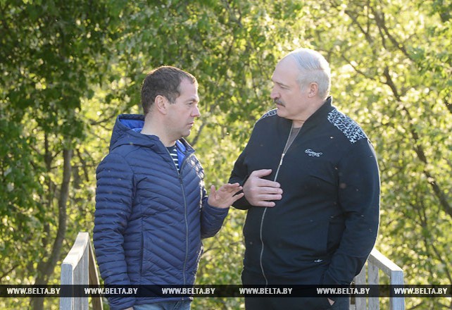 Лукашенко и Медведев провели неформальную встречу в агрогородке Александрия