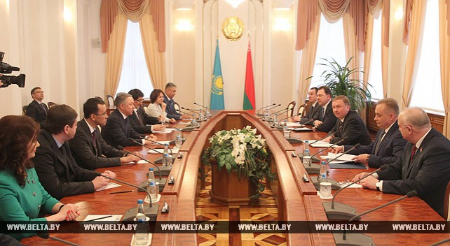 Андрей Кобяков встретился с парламентской делегацией Казахстана