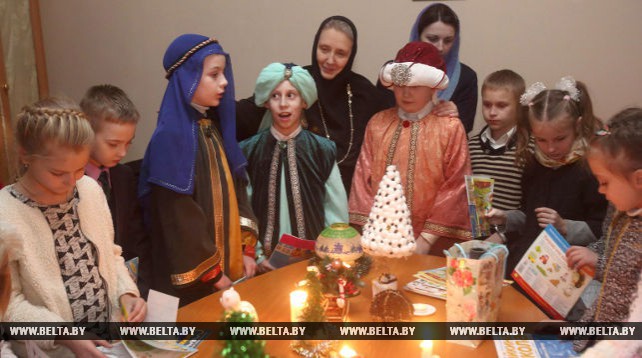 Православные верующие празднуют Рождество Христово
