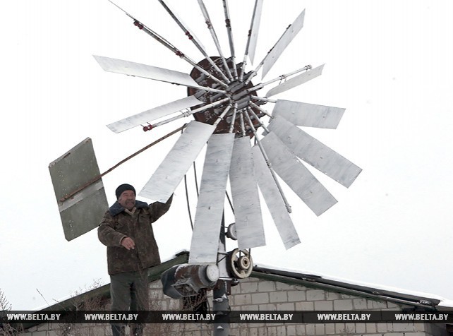 Ветряной двигатель соорудил из подручных материалов житель Петриковского района
