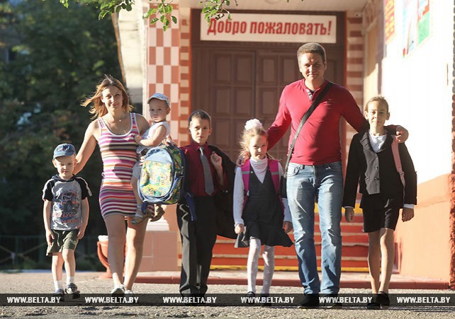 В семье матери-героини Елены Кузюковой готовятся к школе