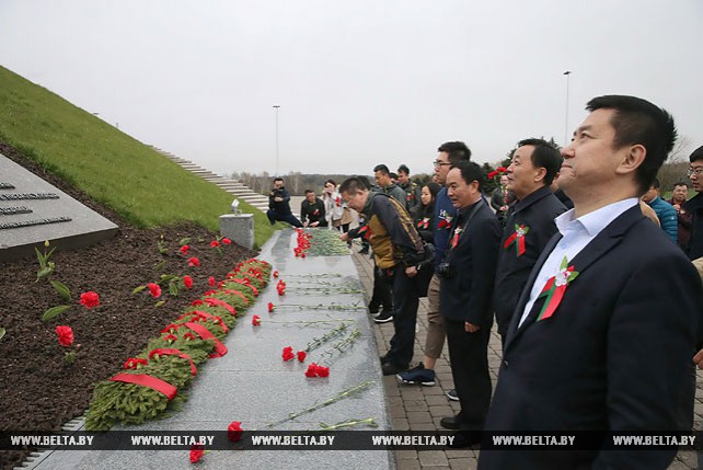 Представители китайских СМИ возложили цветы к мемориальному комплексу "Курган славы"