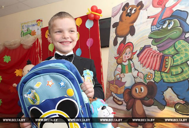 Руководство Гомельского облисполкома вручило школьные портфели первоклассникам из детских домов