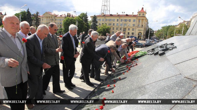 Ветераны КГБ возложили цветы к монументу Победы