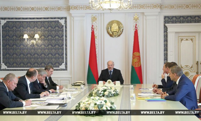 Лукашенко заслушал доклад правительства о перспективах развития отечественного тракторостроения