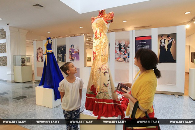 Шедевры китайского традиционного ткачества и вышивки представлены на выставке в Минске