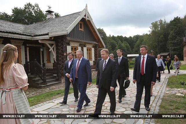 Кобяков посетил этнокультурный комплекс в Мядельском районе
