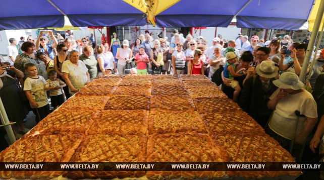 Гигантский пирог испекли в Минске на Яблочный Спас
