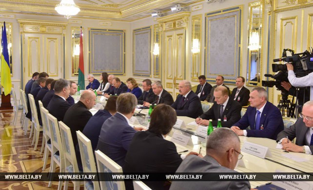 Александр Лукашенко провел переговоры в расширенном составе с Петром Порошенко