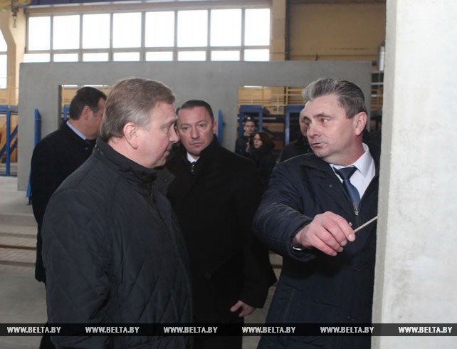Кобяков посетил производственные цеха Гомельского ДСК