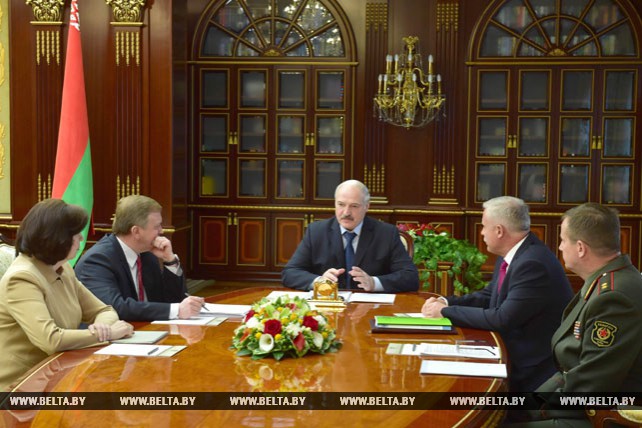 Лукашенко заслушал доклад о проведении военного парада ко Дню Независимости