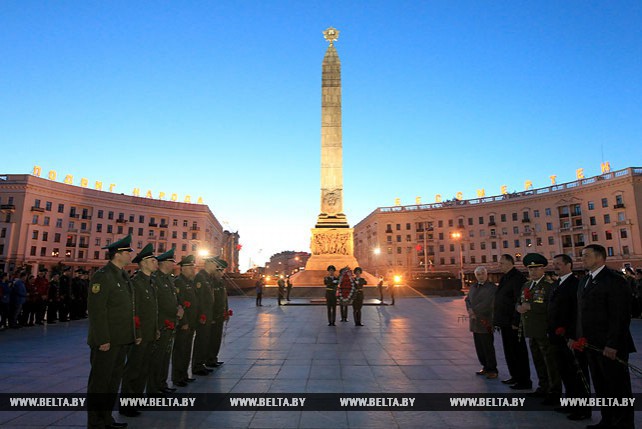 Пограничники возложили венки к монументу Победы в Минске
