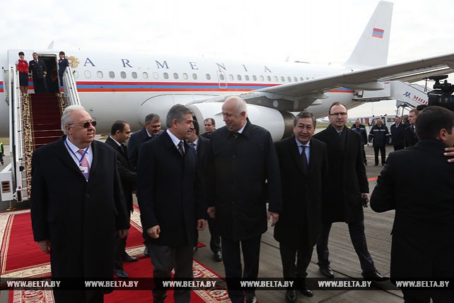 Карапетян прибыл в Минск на заседания глав правительств ЕАЭС и СНГ