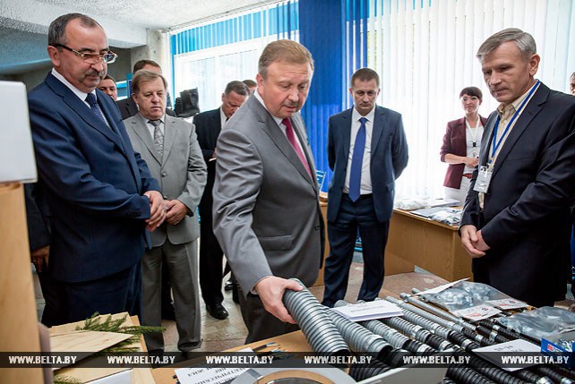 Кобяков посетил Пружанский завод радиодеталей