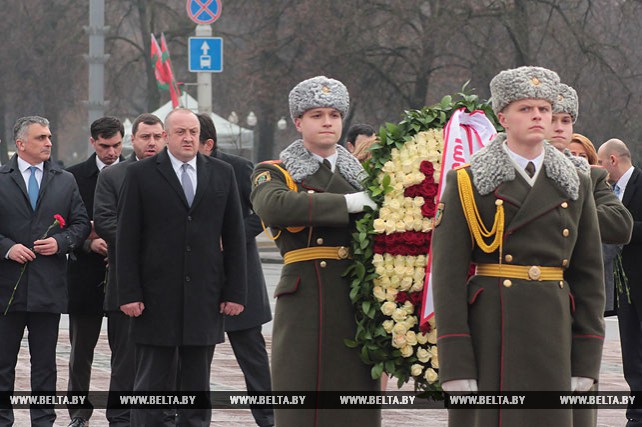 Президент Грузии возложил венок к монументу Победы в Минске